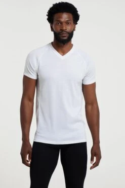 Mountain Warehouse 055189 EXTREME SUMMIT MERINO V NECK SS THERMAL T-SHIRT 7 Mountain Warehouse 055189 EXTREME SUMMIT MERINO V NECK SS THERMAL T-SHIRT -Mountain Warehouse 055189 whi summit merino v neck ss thermal t shirt men ecom gbg aw23 01