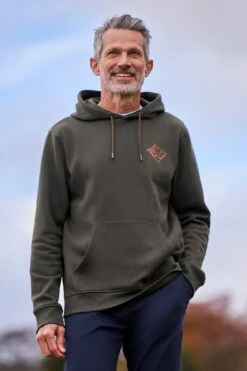 Mountain Warehouse 055953 3 PEAKS MOUNTAIN GRAPHIC HOODIE -Mountain Warehouse 055953 kha 3 peaks mountain graphic hoodie men ecom lifestyle aw24 01