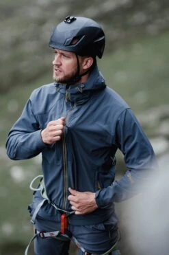 M98FF3 Hydron Mens Softshell Jacket -Mountain Warehouse m98ff3 001 hydronmenssoftshelljacket20240717100610 3